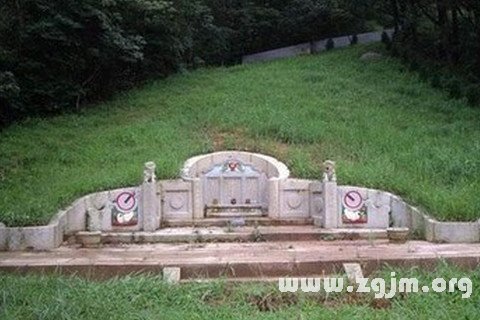 夢見活人的墳墓
