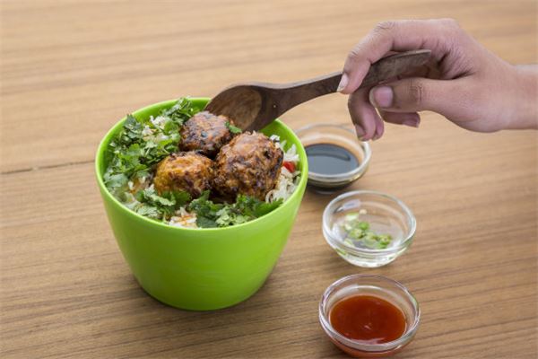 夢見往碗裡盛飯_周公解夢