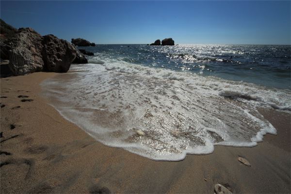 夢見掉海里_周公解夢