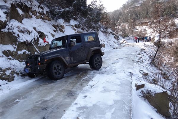 夢見開車把山撞開了,順利通過。_周公解夢