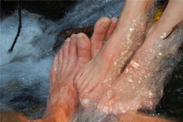 夢見給別人洗腳是凶兆還是吉兆_周公解夢