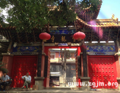 夢見自己進入寺廟或座在寺廟裡