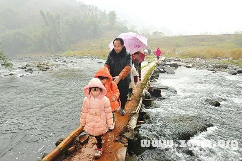 夢見淋著雨渡河