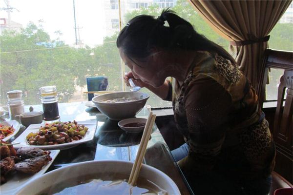 女人夢見一個人吃飯_周公解夢