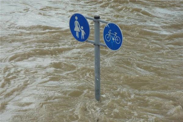 夢見大雨水淹馬路_周公解夢