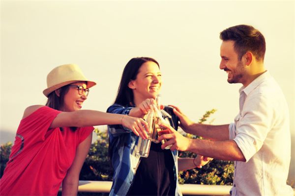 夢見和朋友在一起_周公解夢