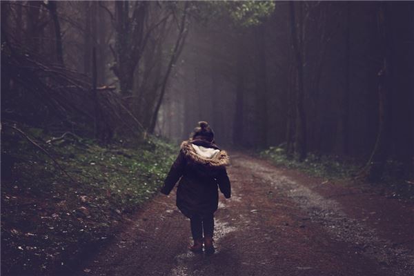 夢見黑夜走路_周公解夢