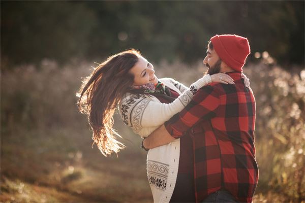 夢見擁抱異性_周公解夢