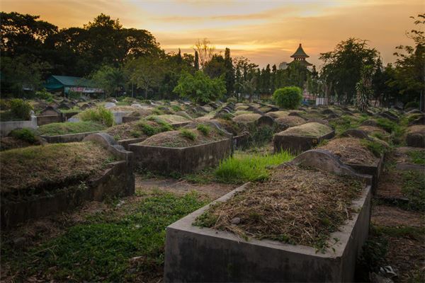 夢見去墓地_周公解夢
