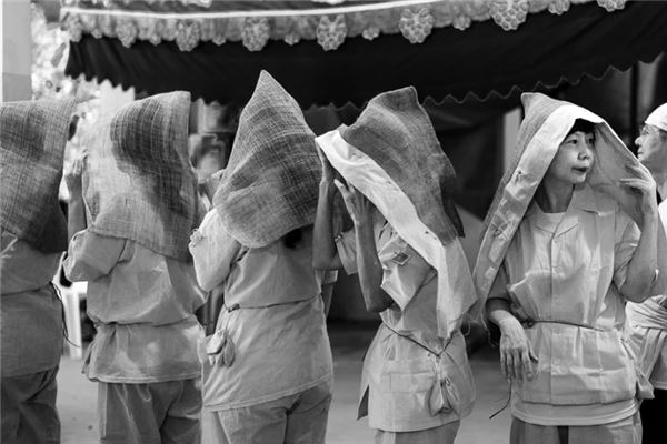 夢見一群人穿白帶孝_周公解夢