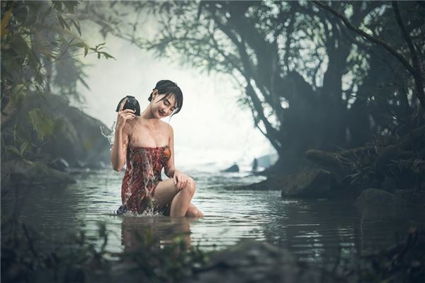 夢到了女人裸體洗澡是啥意思_周公解夢