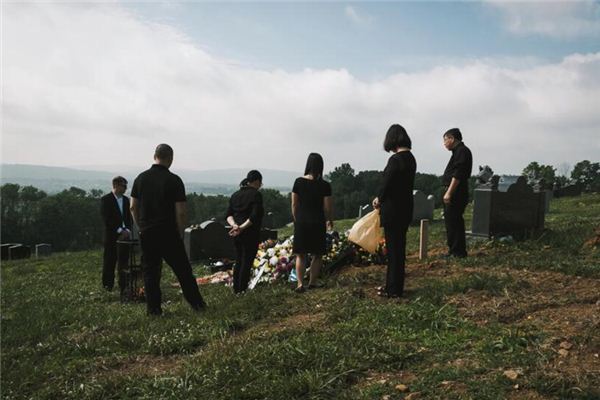 夢見挖土埋死人_周公解夢