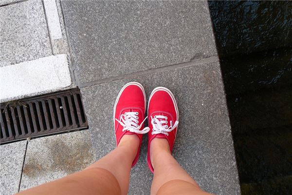 夢見自己穿新鞋很合腳_周公解夢