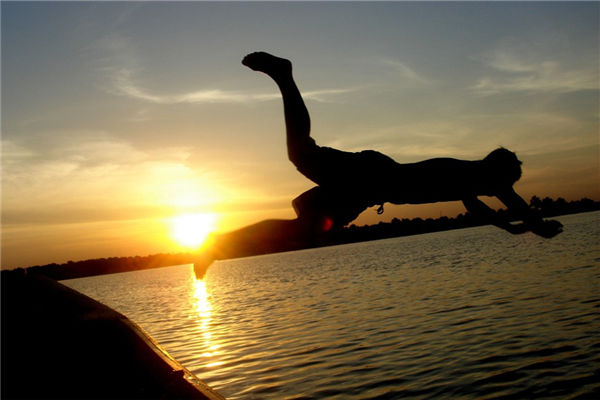 夢到掉水裡是什麼意思_周公解夢