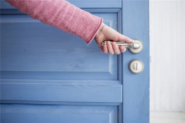 女人夢見換新門_周公解夢