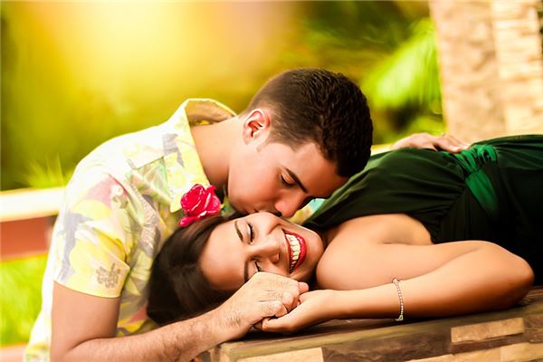 夢見接吻預示什麼_周公解夢