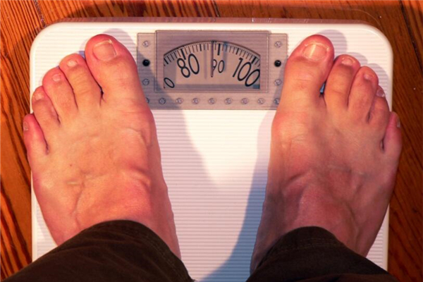 夢到稱體重有具體數字_周公解夢