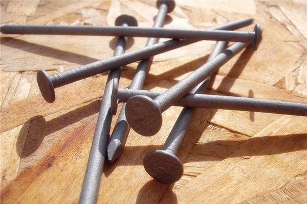 夢到了別人頭上長釘子是啥預兆_周公解夢