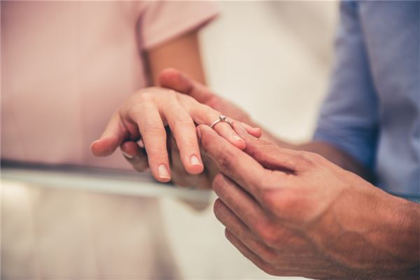 夢見自己訂婚_周公解夢