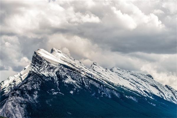 夢見仰望山峰_周公解夢