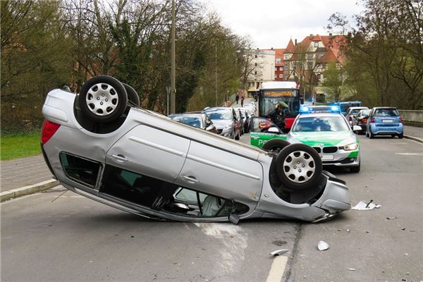 夢見碰車有什麼預兆_周公解夢
