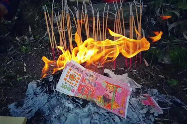 女人夢到錢被燒_周公解夢