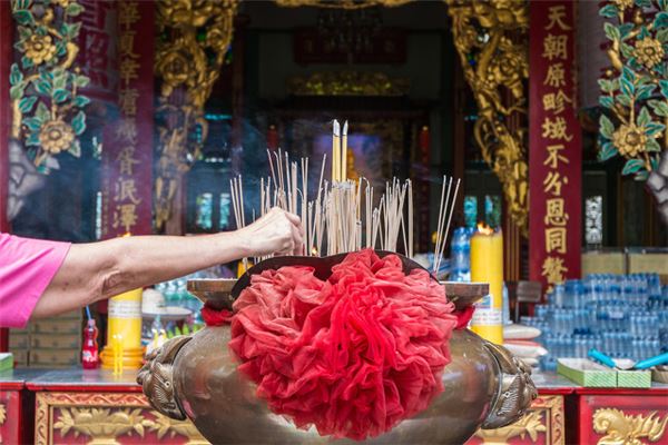 夢見燒香磕頭_周公解夢