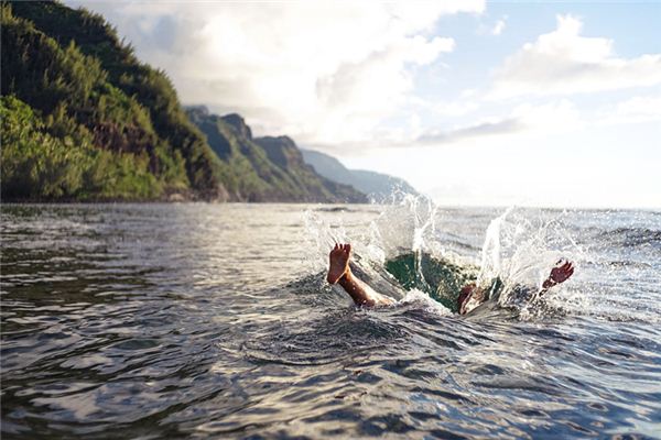 夢見掉海里_周公解夢