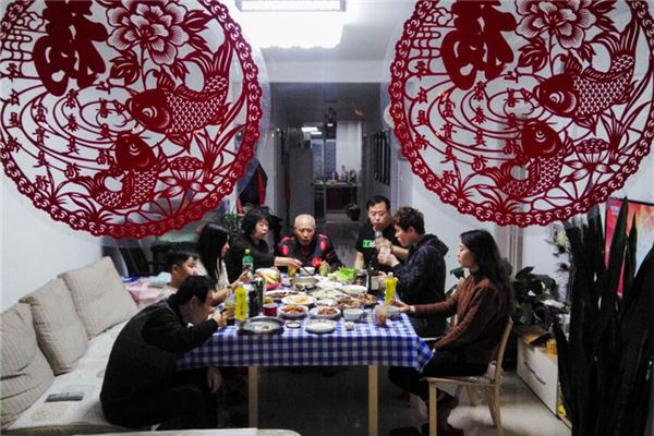 夢見全家人一起吃飯_周公解夢