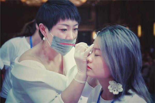 已婚女人夢見紋眉了_周公解夢