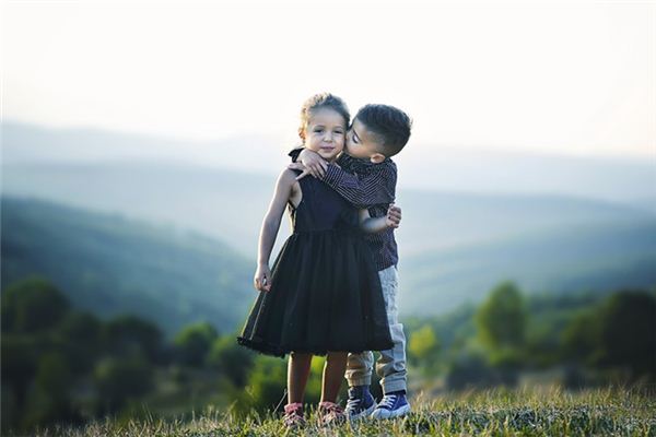 夢見抱小女孩_周公解夢