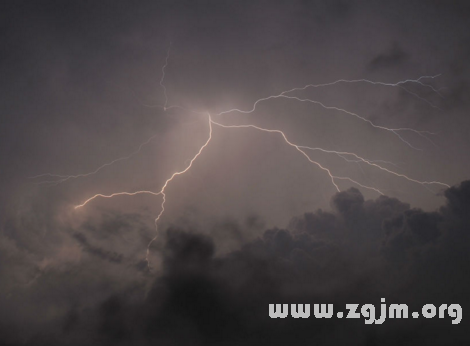 夢見閃電下雨