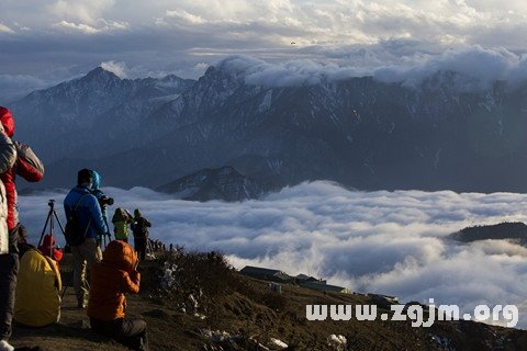 夢見在山頂上俯瞰雲海