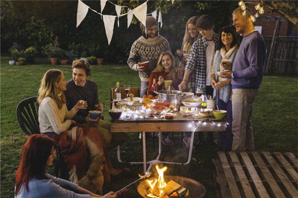 夢見和親人一起吃宴席_周公解夢