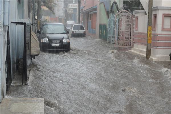 女人夢見滿大街全是水_周公解夢