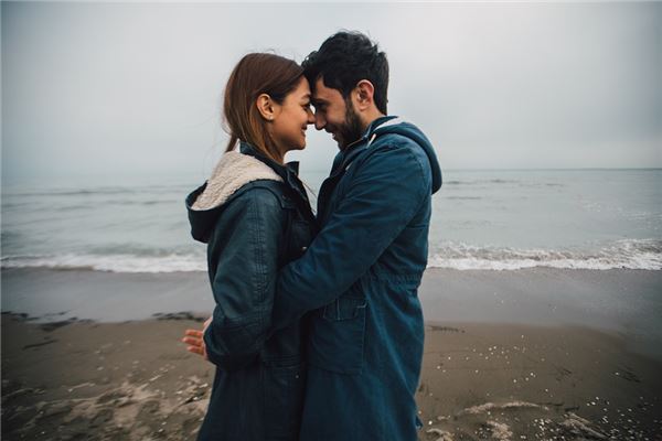 夢到了抱在一起是啥意思_周公解夢