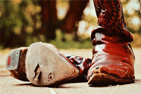 夢見扔破鞋會是什麼預兆_周公解夢