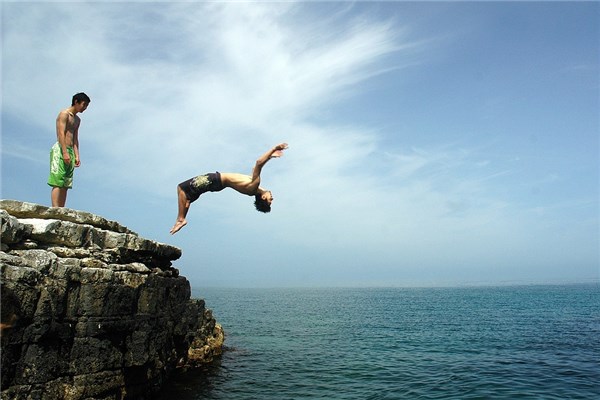 夢到了自己掉入水中是什麼預兆_周公解夢