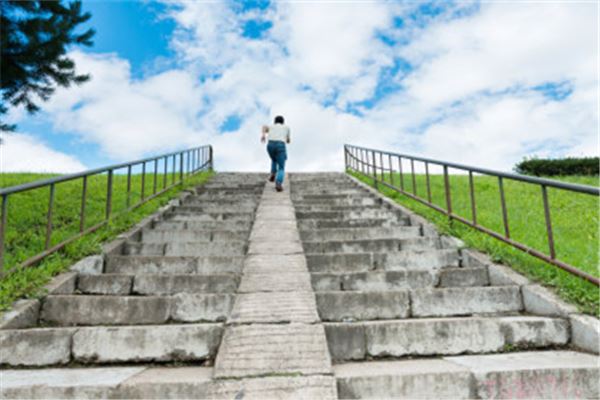 夢見爬樓梯_周公解夢