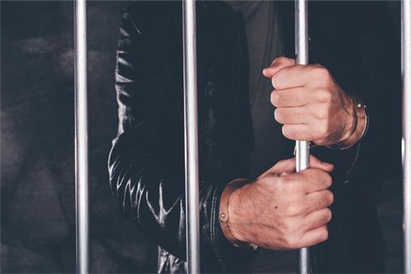 女人夢到自己進監獄了_周公解夢