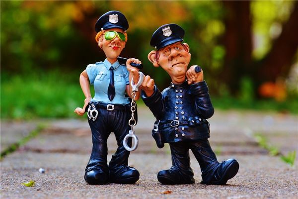 夢見被警察追逃跑躲藏_周公解夢