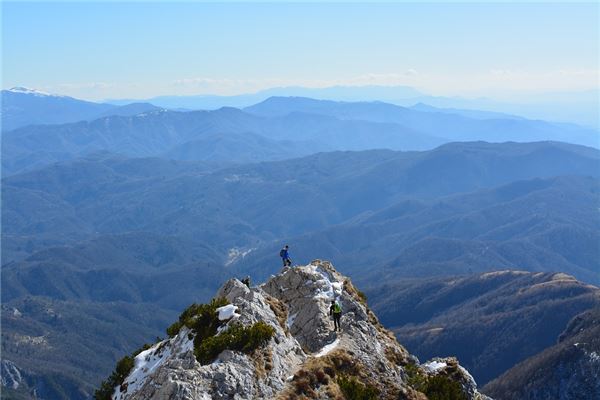 夢見自己往高處爬_周公解夢