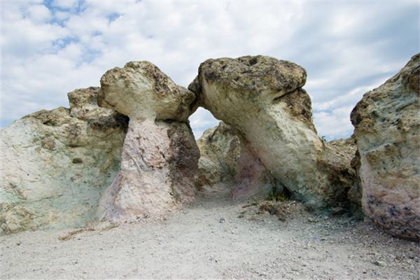 夢見山崩滾石_周公解夢