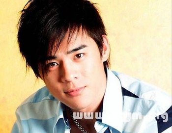 《真愛趁現在》孫啟鳴扮演者竇智孔個人資料_十二星座