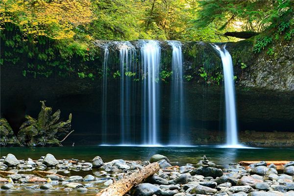 夢見瀑布流水_周公解夢