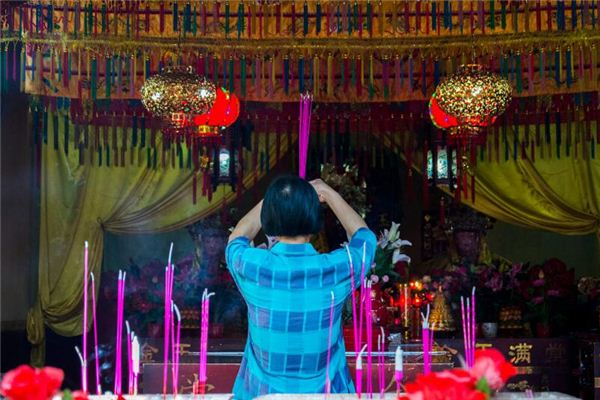 女人夢見手持香火_周公解夢