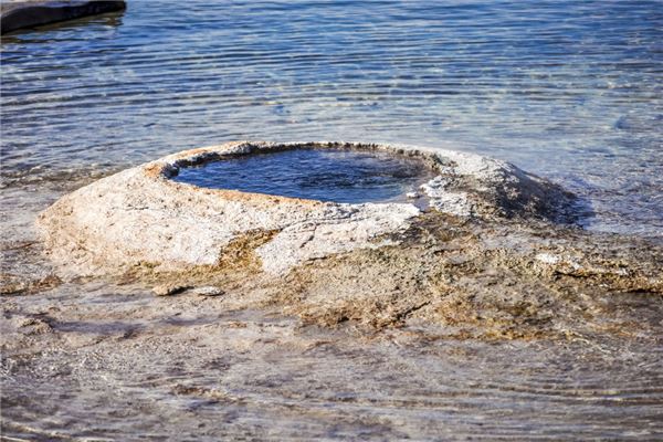 夢見很大很深的坑_周公解夢