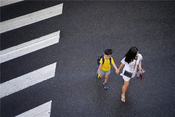 夢見送孩子上學_周公解夢