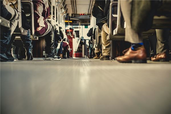 夢見車裡坐滿了人_周公解夢