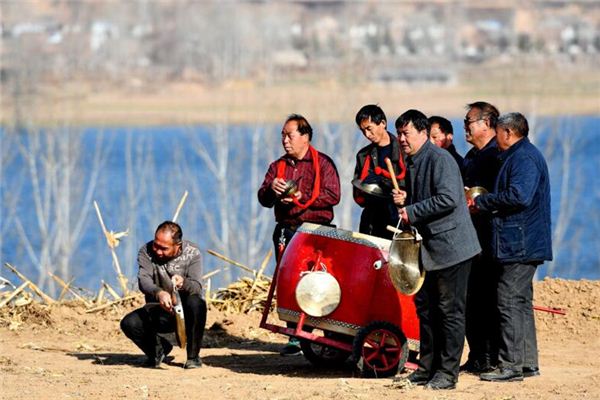 夢見別人敲鑼打鼓_周公解夢